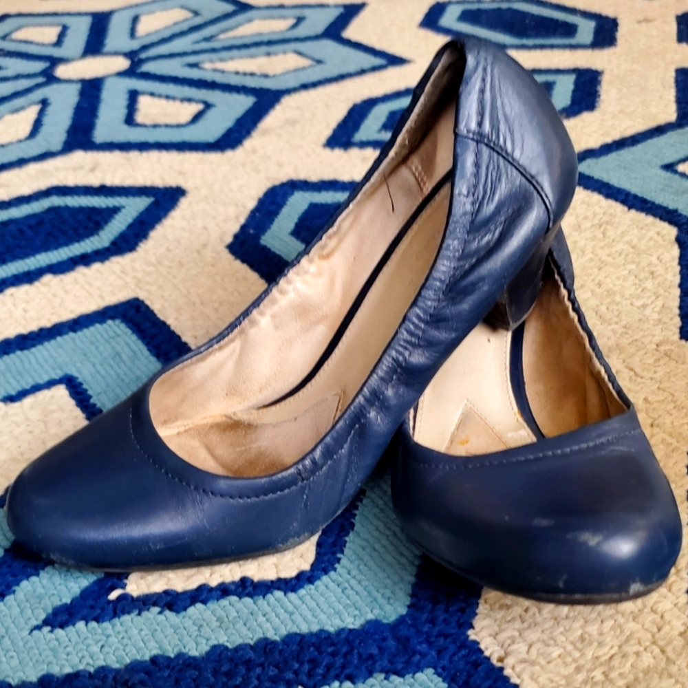 Naturalizer comfort kitten heel navy pump